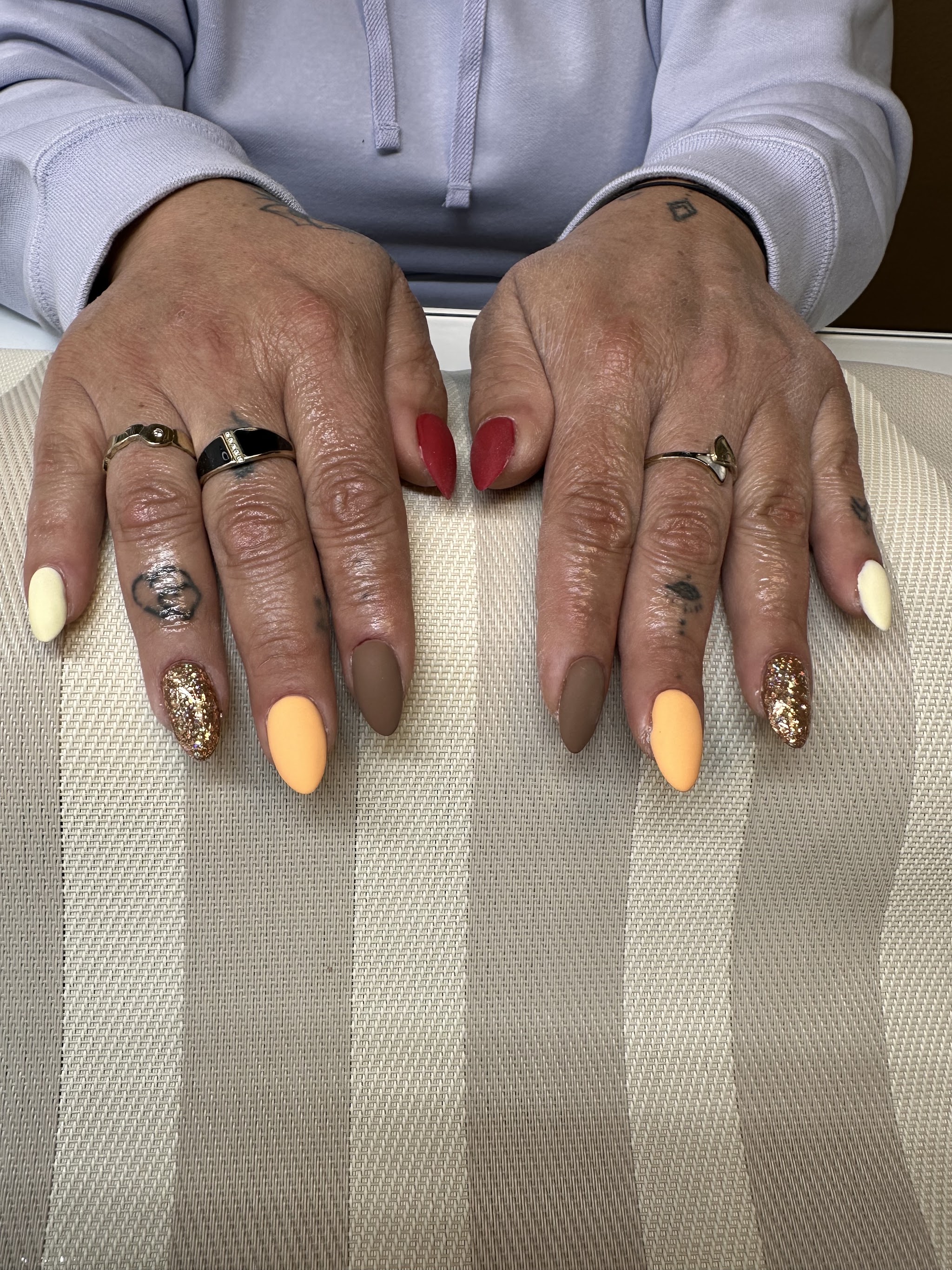 Pastelkleurige nagels met gouden glitter