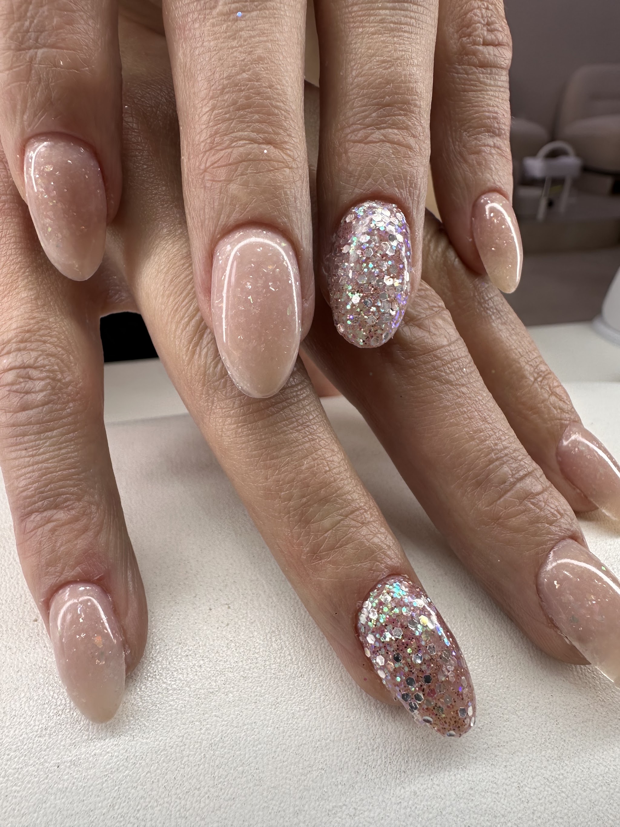 Nude nagels met een glitter accentnagel