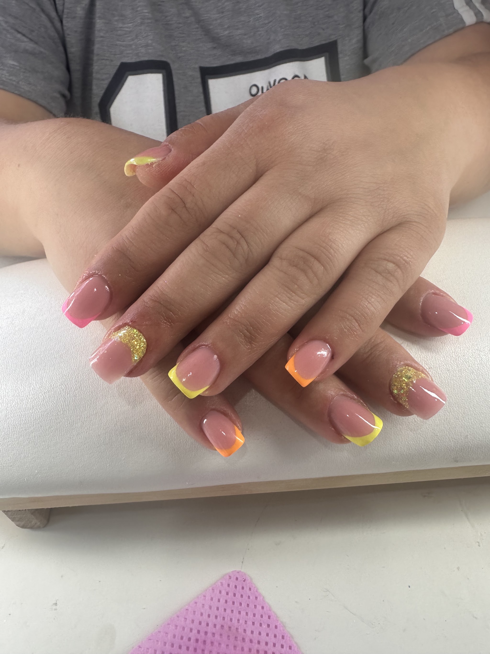 Pastel neon French tips met glitter