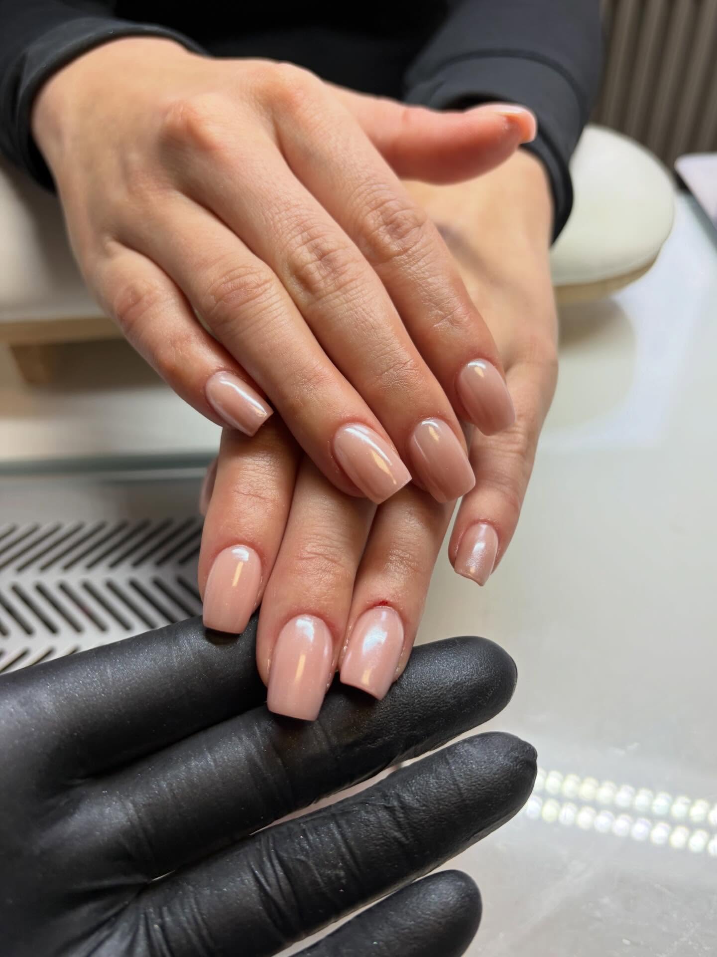 Natuurlijke nude manicure