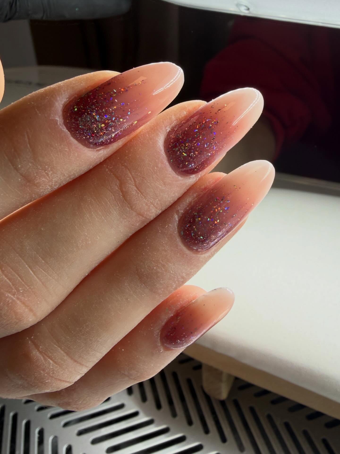 Almond nagels met een bordeaux glitter ombre