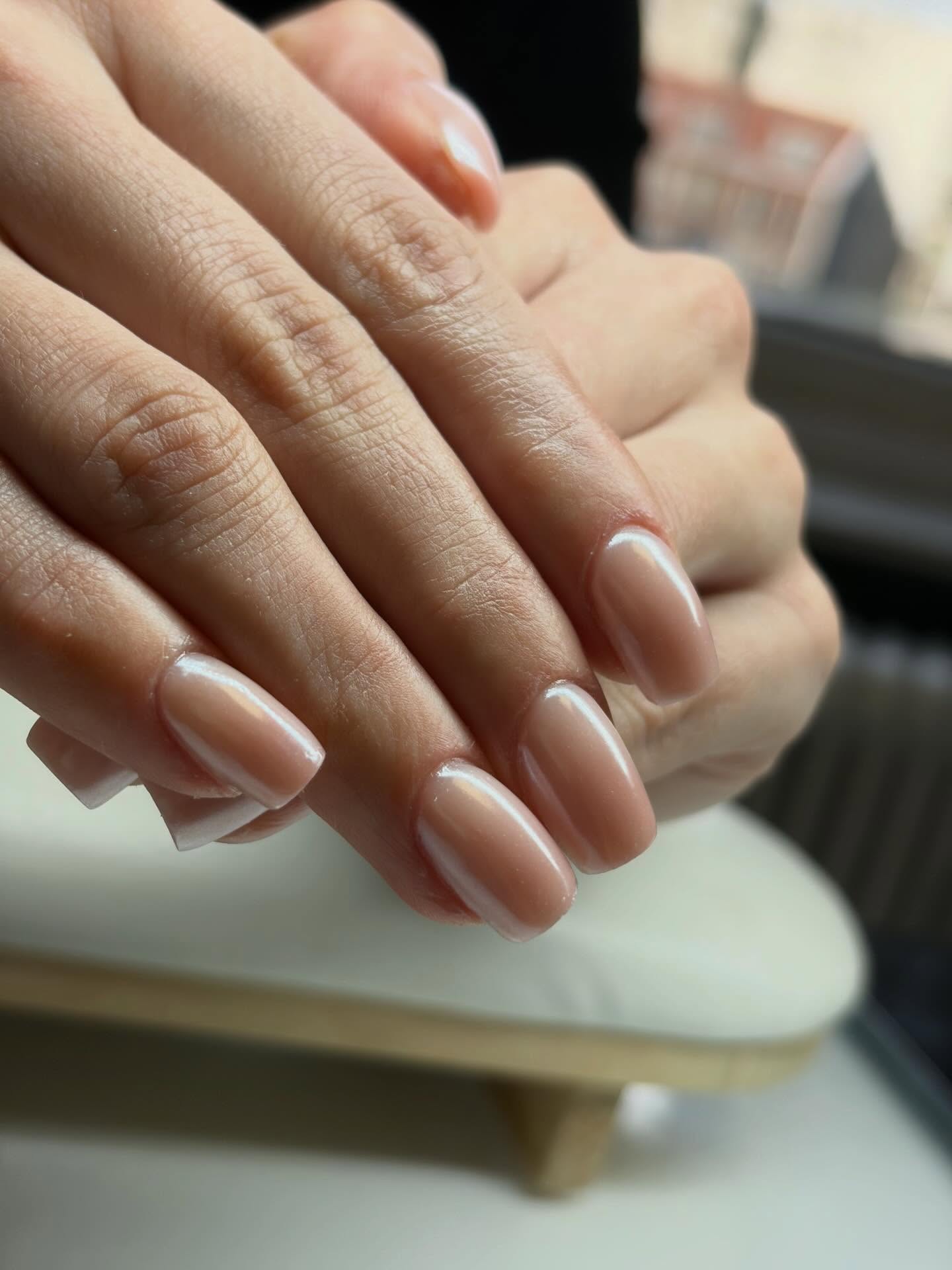 Nude almond nagels